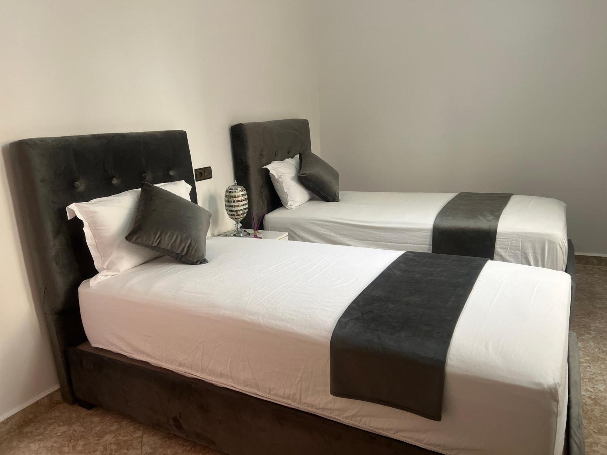 Vakantiehuis Magnifique Maison Famiiale Moderne Spacieuse De 150 M Avec De 3 ,confortables Et D Un Grand Salon Et Terrasse, Idealement Situee A 9 Min Du Centre-ville Elle Se Trouve A Proximite De La Route Principale Menant A L Aeroport Berkane Et Saidia *