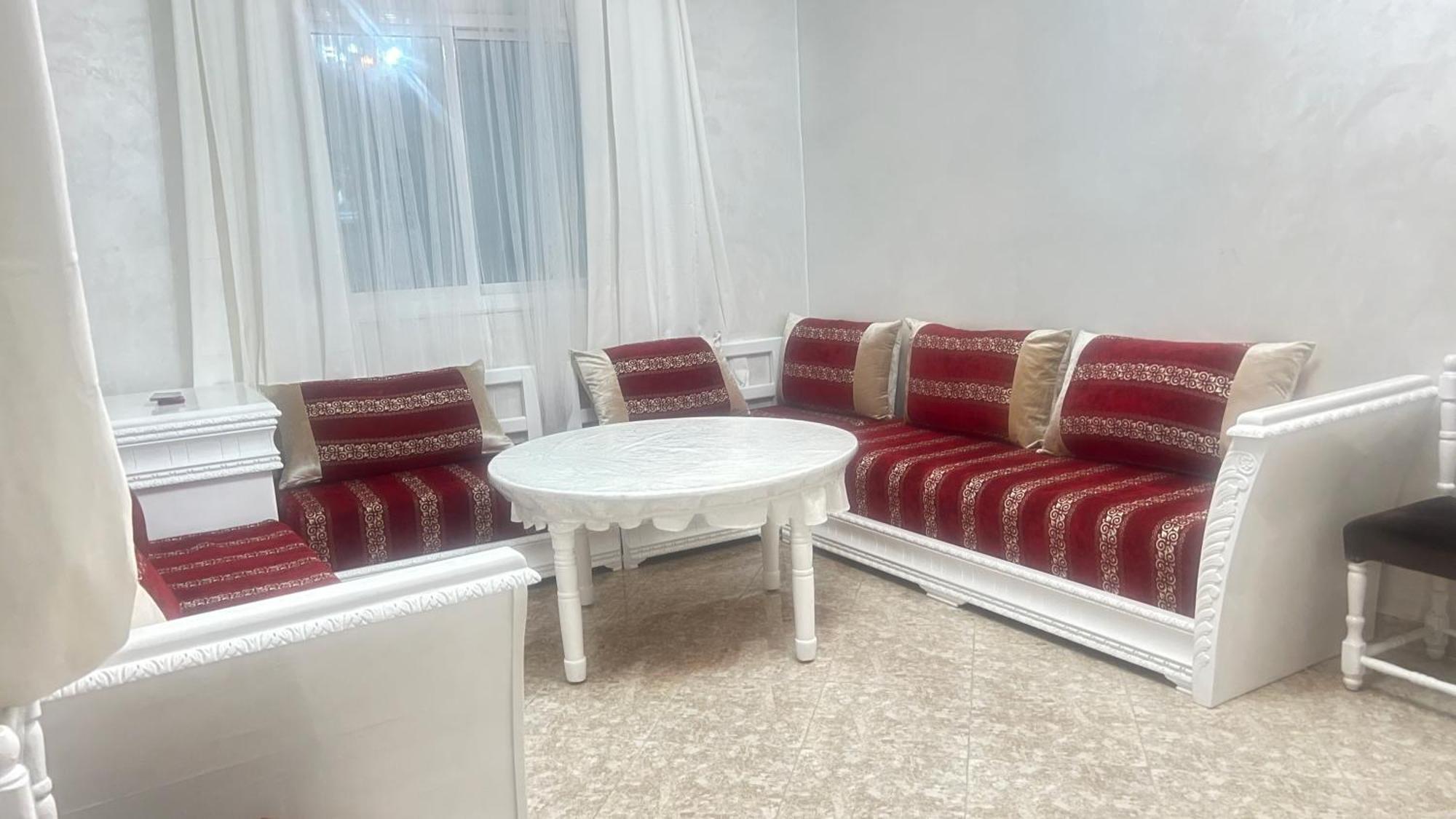 Vakantiehuis Magnifique Maison Famiiale Moderne Spacieuse De 150 M Avec De 3 ,confortables Et D Un Grand Salon Et Terrasse, Idealement Situee A 9 Min Du Centre-ville Elle Se Trouve A Proximite De La Route Principale Menant A L Aeroport Berkane Et Saidia