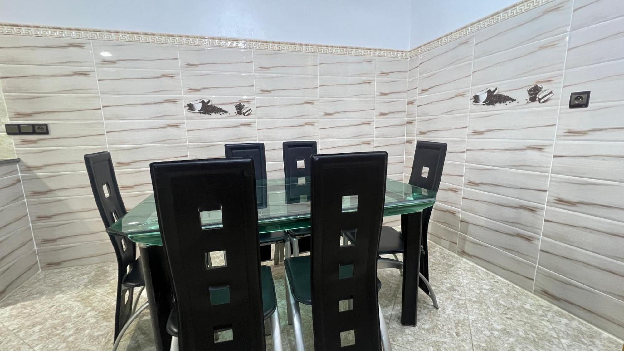 Vakantiehuis Magnifique Maison Famiiale Moderne Spacieuse De 150 M Avec De 3 ,confortables Et D Un Grand Salon Et Terrasse, Idealement Situee A 9 Min Du Centre-ville Elle Se Trouve A Proximite De La Route Principale Menant A L Aeroport Berkane Et Saidia *