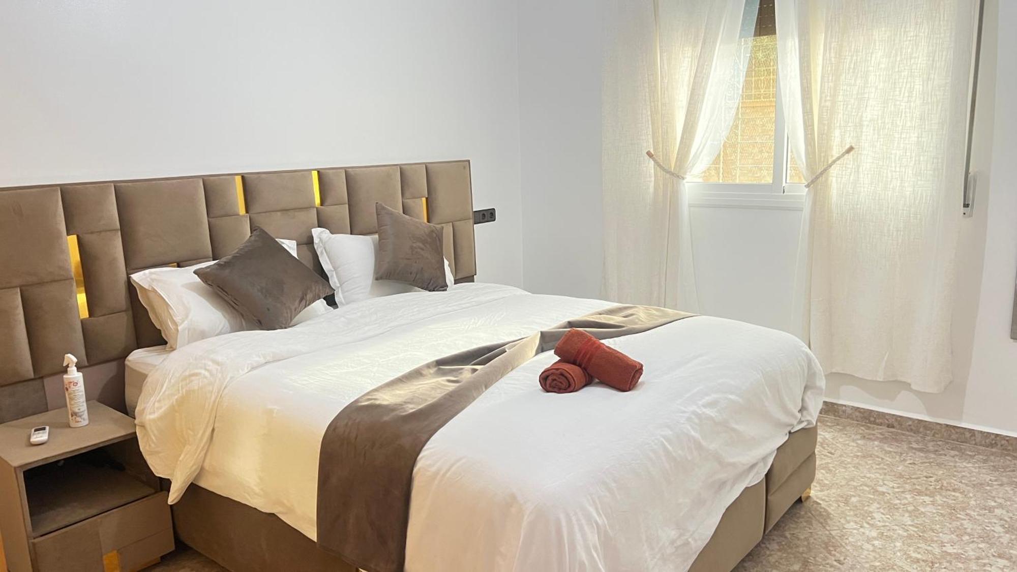 Vakantiehuis Magnifique Maison Famiiale Moderne Spacieuse De 150 M Avec De 3 ,confortables Et D Un Grand Salon Et Terrasse, Idealement Situee A 9 Min Du Centre-ville Elle Se Trouve A Proximite De La Route Principale Menant A L Aeroport Berkane Et Saidia