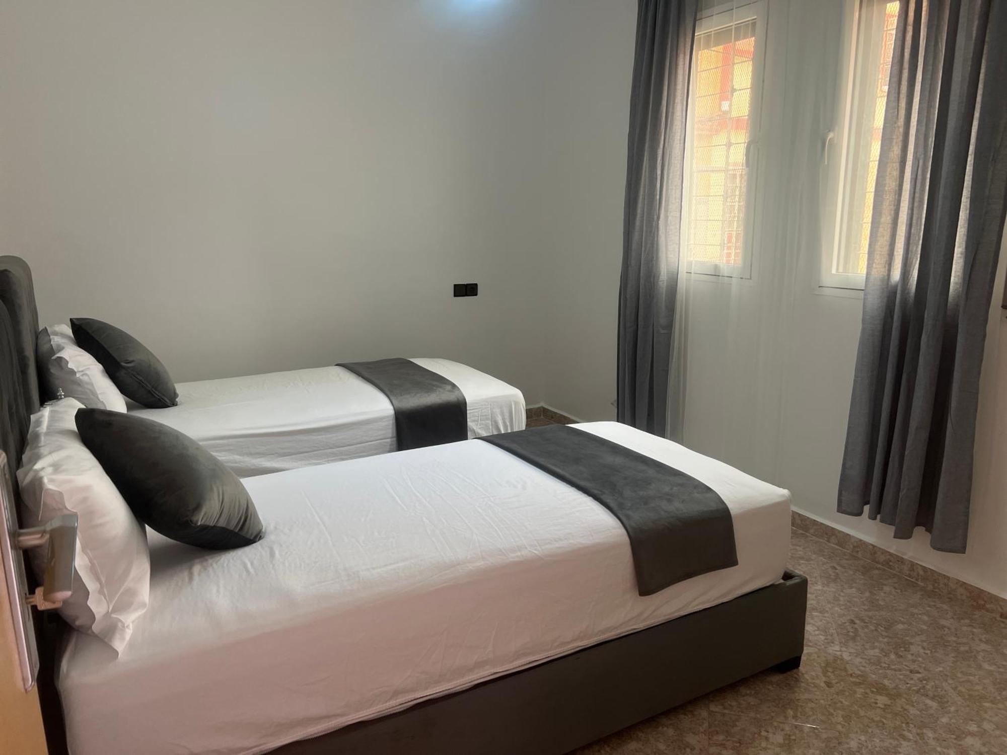 Сasa de vacaciones Magnifique Maison Famiiale Moderne Spacieuse De 150 M Avec De 3 ,confortables Et D Un Grand Salon Et Terrasse, Idealement Situee A 9 Min Du Centre-ville Elle Se Trouve A Proximite De La Route Principale Menant A L Aeroport Berkane Et Saidia