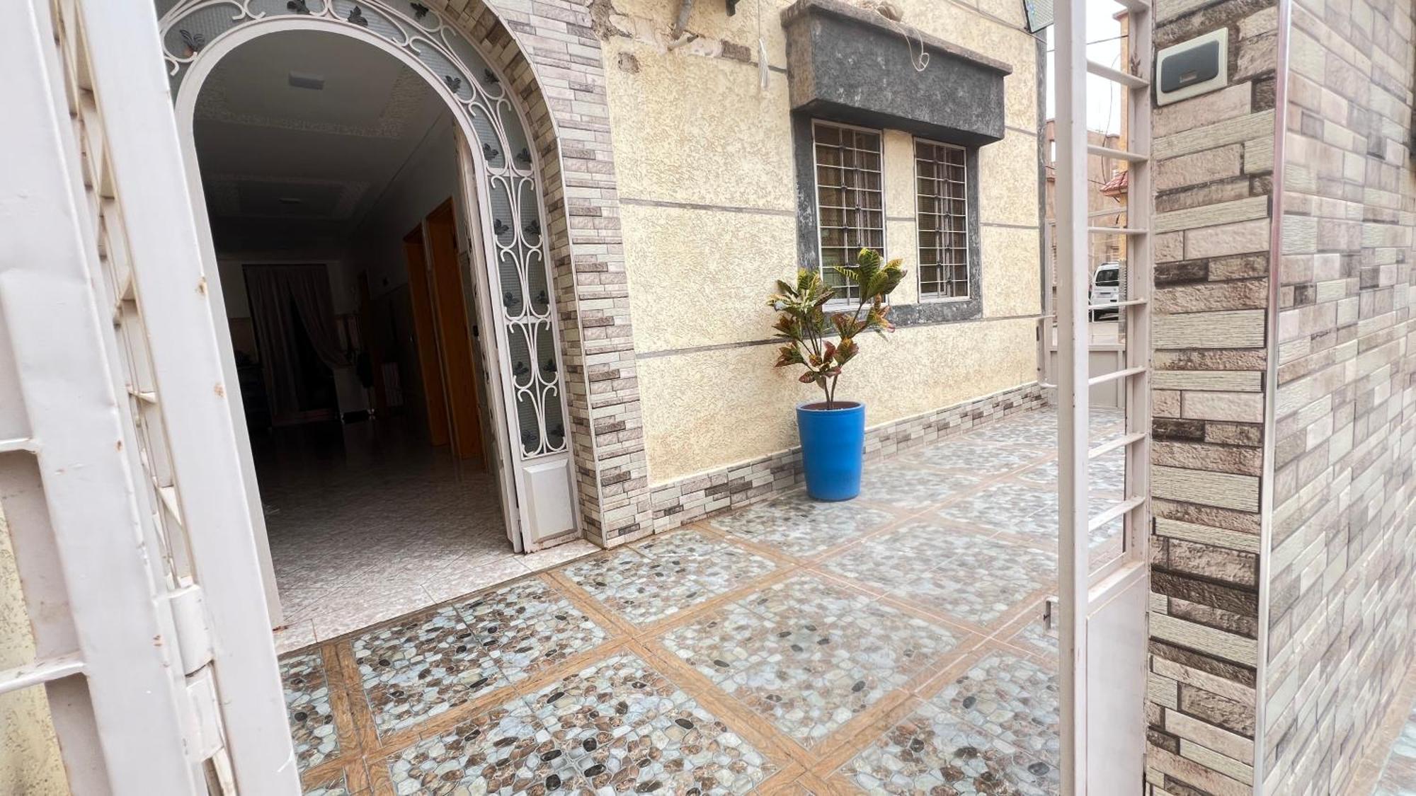 Сasa de vacaciones Magnifique Maison Famiiale Moderne Spacieuse De 150 M Avec De 3 ,confortables Et D Un Grand Salon Et Terrasse, Idealement Situee A 9 Min Du Centre-ville Elle Se Trouve A Proximite De La Route Principale Menant A L Aeroport Berkane Et Saidia