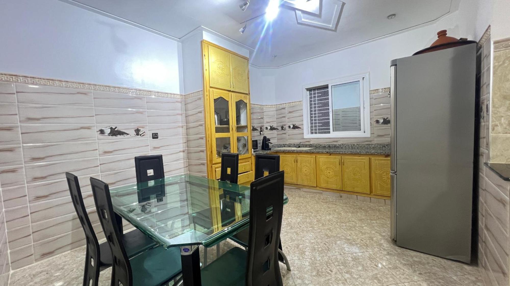 Magnifique Maison Famiiale Moderne Spacieuse De 150 M Avec De 3 ,confortables Et D Un Grand Salon Et Terrasse, Idealement Situee A 9 Min Du Centre-ville Elle Se Trouve A Proximite De La Route Principale Menant A L Aeroport Berkane Et Saidia Сasa de vacaciones