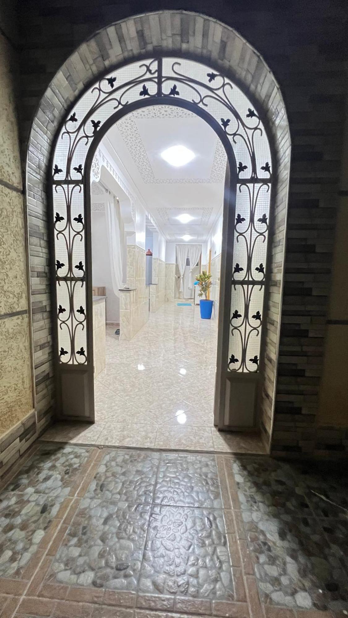 Magnifique Maison Famiiale Moderne Spacieuse De 150 M Avec De 3 ,confortables Et D Un Grand Salon Et Terrasse, Idealement Situee A 9 Min Du Centre-ville Elle Se Trouve A Proximite De La Route Principale Menant A L Aeroport Berkane Et Saidia Сasa de vacaciones *