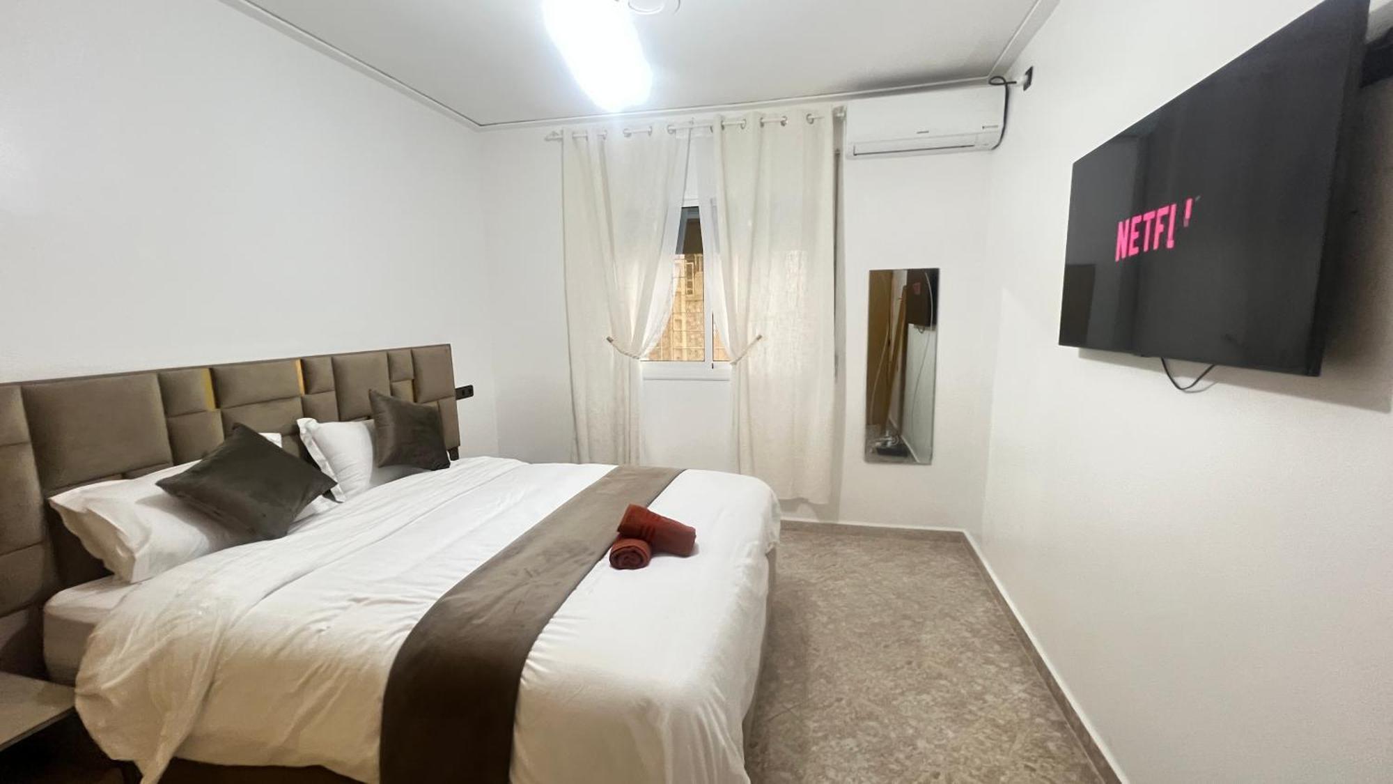 Magnifique Maison Famiiale Moderne Spacieuse De 150 M Avec De 3 ,confortables Et D Un Grand Salon Et Terrasse, Idealement Situee A 9 Min Du Centre-ville Elle Se Trouve A Proximite De La Route Principale Menant A L Aeroport Berkane Et Saidia